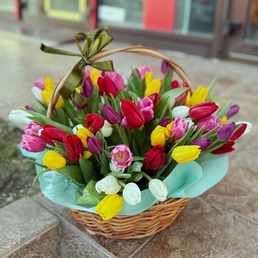 Basket "101 bright tulips"