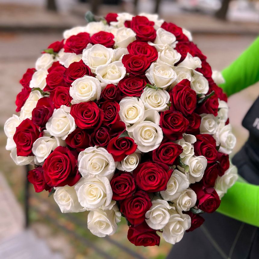 101 червона і біла троянда