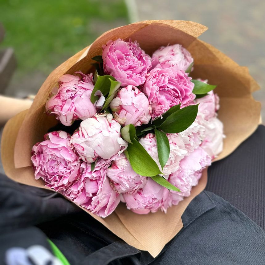 15 ніжних півоній