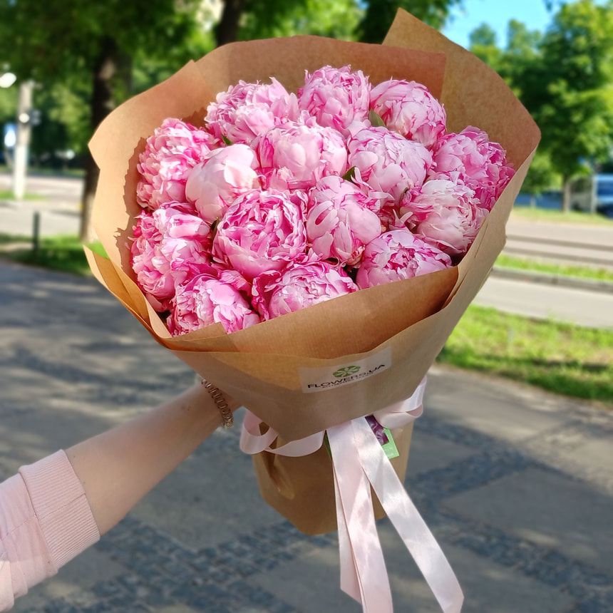 15 ніжних півоній