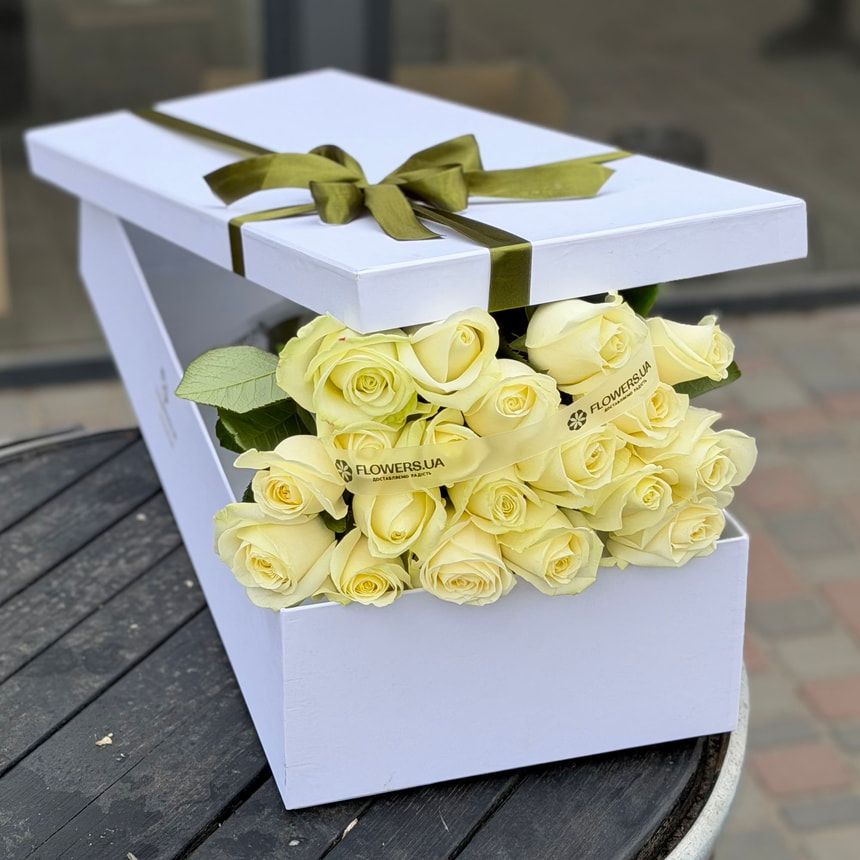 Квіти в коробці "19 білих троянд" – замовити на Flowers.ua