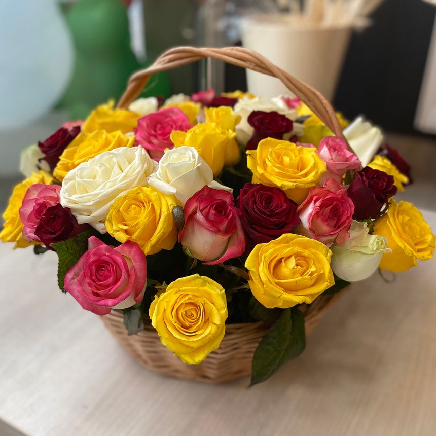 Кошик "51 різнокольорова троянда" – замовити на Flowers.ua