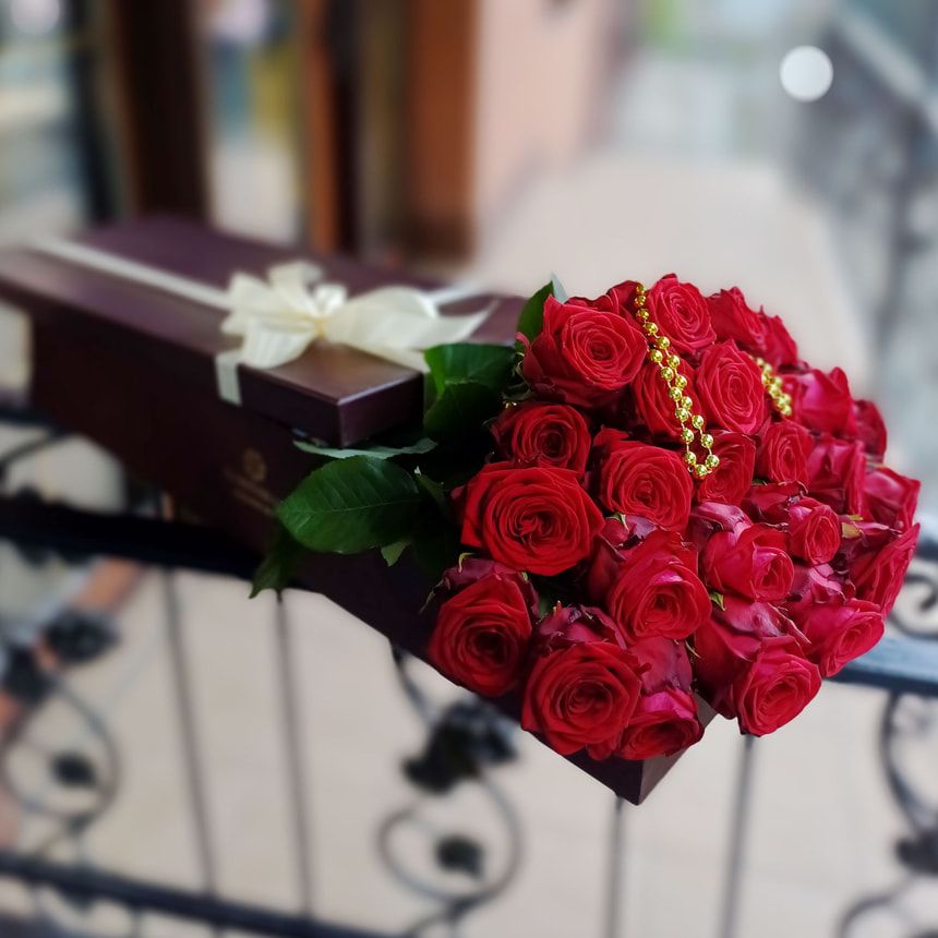 Квіти в коробці "25 червоних троянд!" – замовити на Flowers.ua