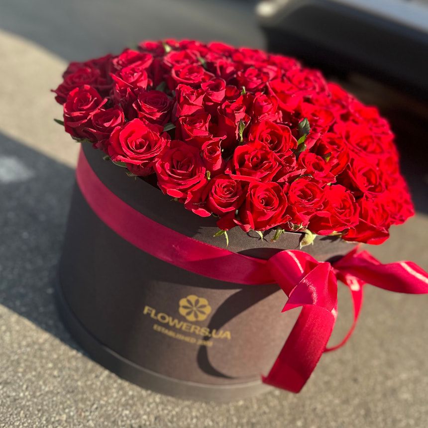 Flowers in a black box "101 red roses"