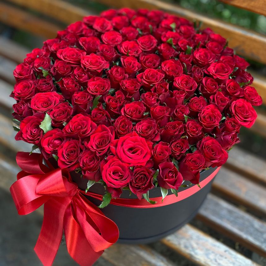 Flowers in a black box "101 red roses"