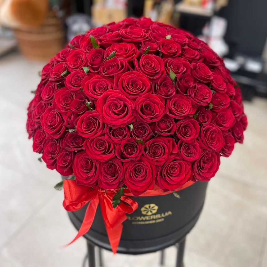 Цветы в чёрной коробке "151 красная роза" – заказать у Flowers.ua
