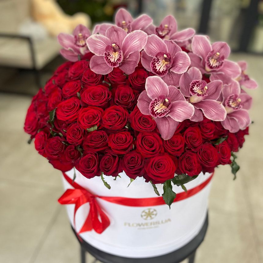 Цветы в коробке "Моей половинке"