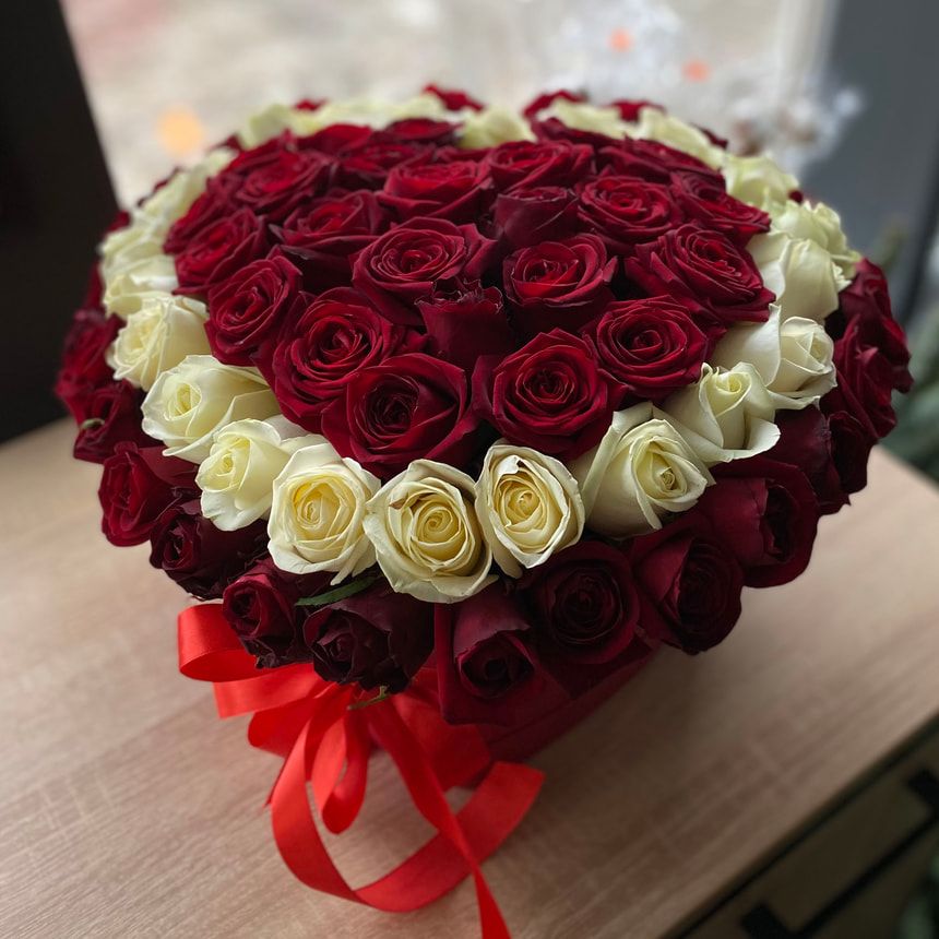 Composition in a box "Love in your eyes" – order from Flowers.ua