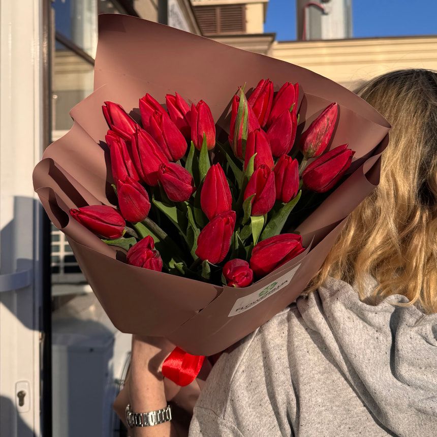 Букет "25 красных тюльпанов" – заказать у Flowers.ua