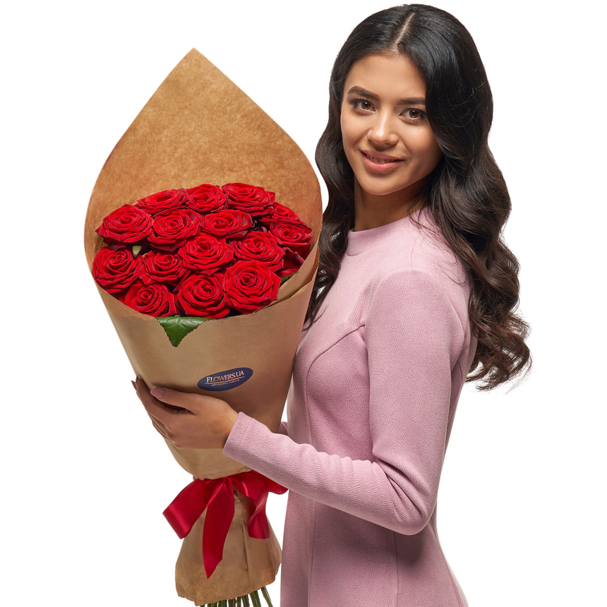 Букет в ЭКО упаковке "15 красных роз" – доставка по Украине