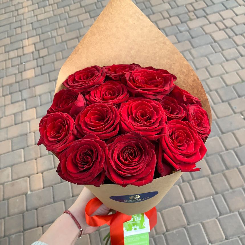 Букет в ЭКО упаковке "15 красных роз" – заказать у Flowers.ua
