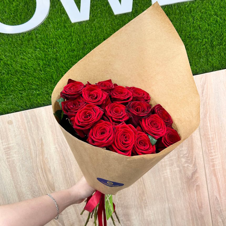 Букет в ЭКО упаковке "15 красных роз"