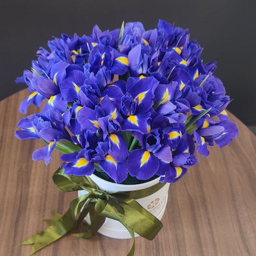 Квіти в коробці "Сапфірове захоплення" – замовити на Flowers.ua