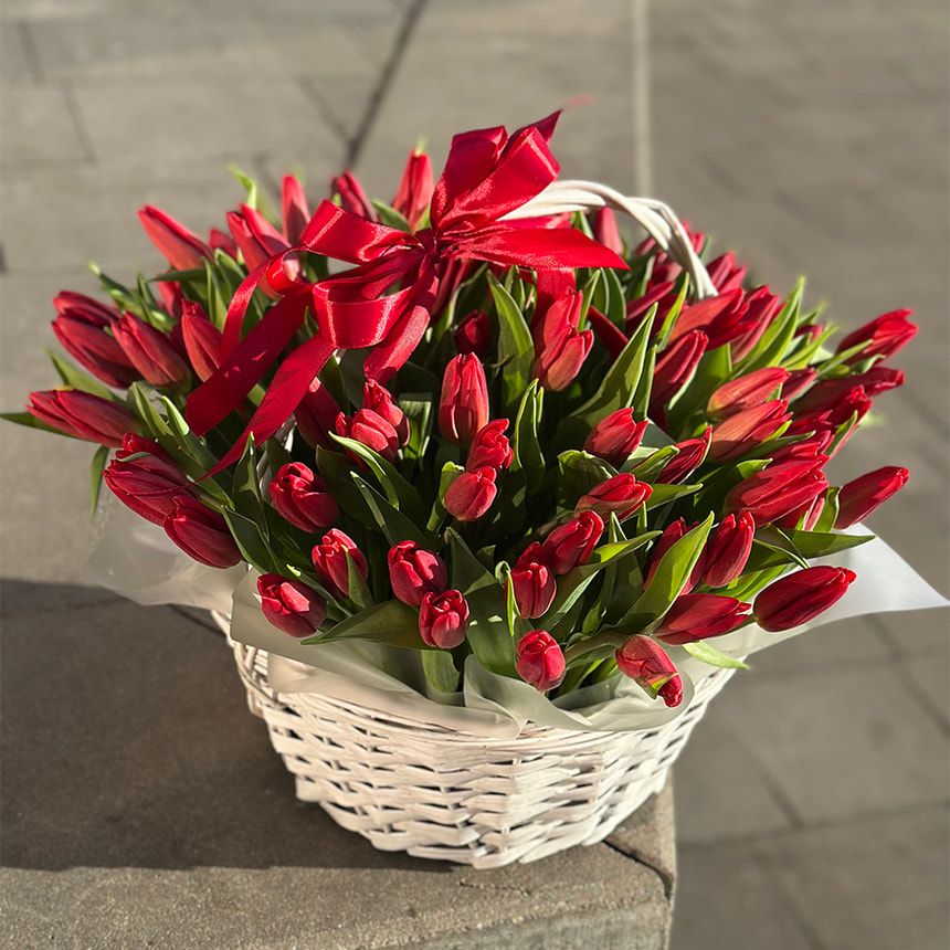 Корзина 75 красных тюльпанов – заказать у Flowers.ua