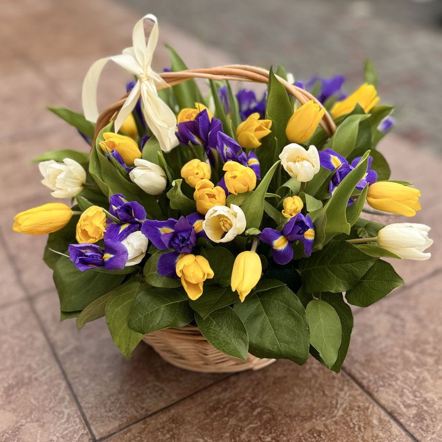 Кошик 25 жовтих тюльпанів з ірисами – замовити на Flowers.ua