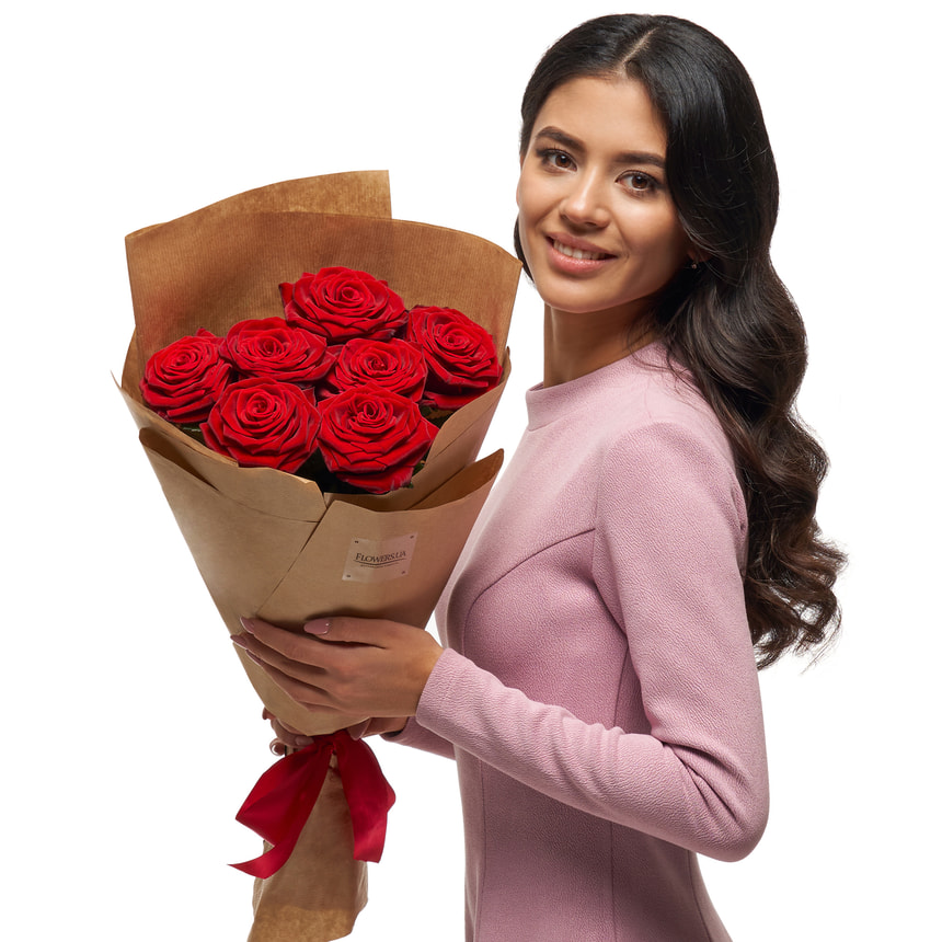 Букет в ЭКО упаковке "7 красных роз" – доставка по Украине