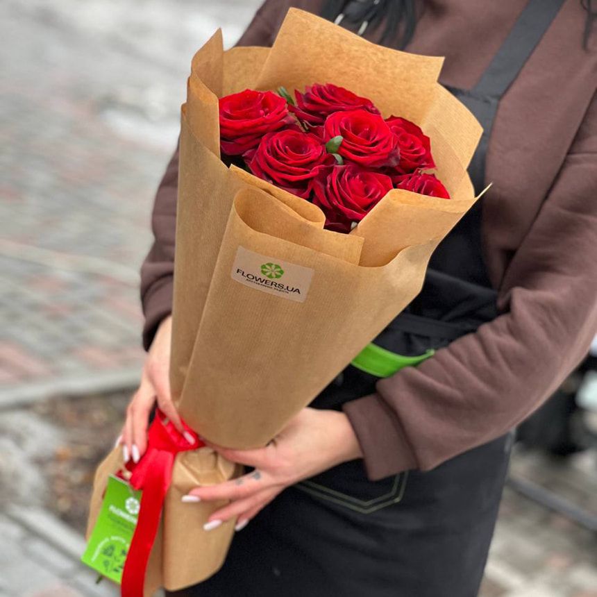 Букет в ЕКО упаковці "7 червоних троянд" – замовити на Flowers.ua