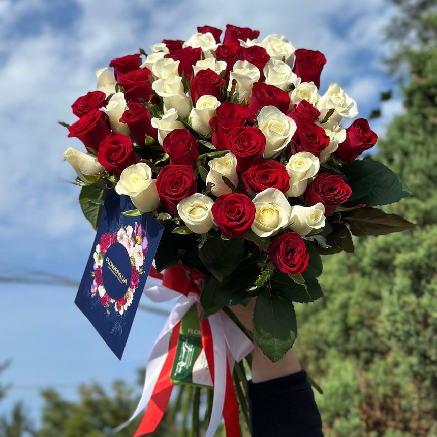 51 червона і біла троянда!