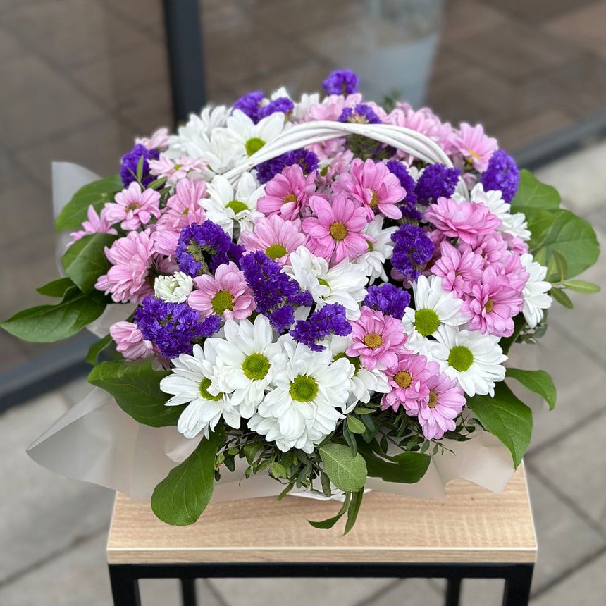 Кошик хризантем "Яскрава галявина" – замовити на Flowers.ua