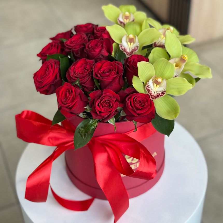 Flowers in a box "Glamorous present" – order from Flowers.ua