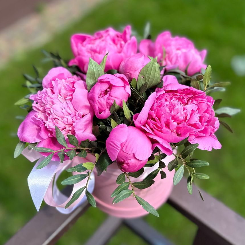 Flowers in a box "First feeling" – order from Flowers.ua