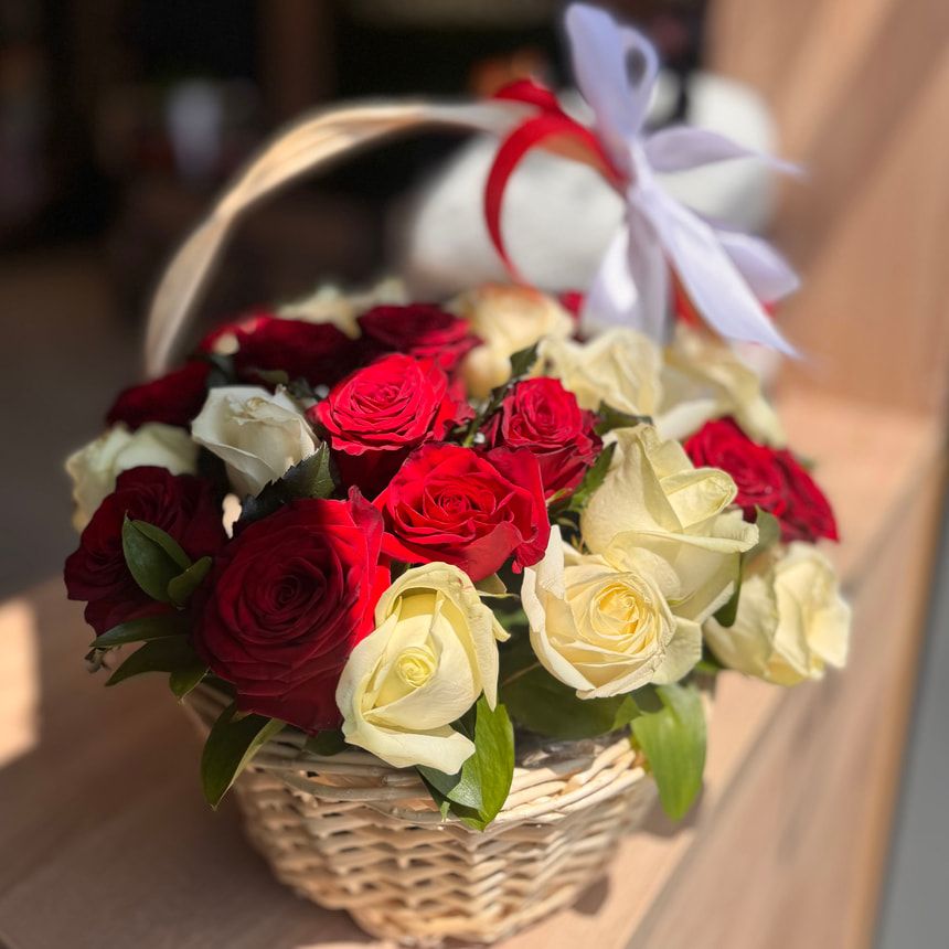 Корзина "Поздравляю" – заказать у Flowers.ua
