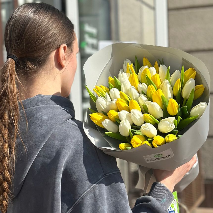 Букет "51 белый и желтый тюльпан" – заказать у Flowers.ua