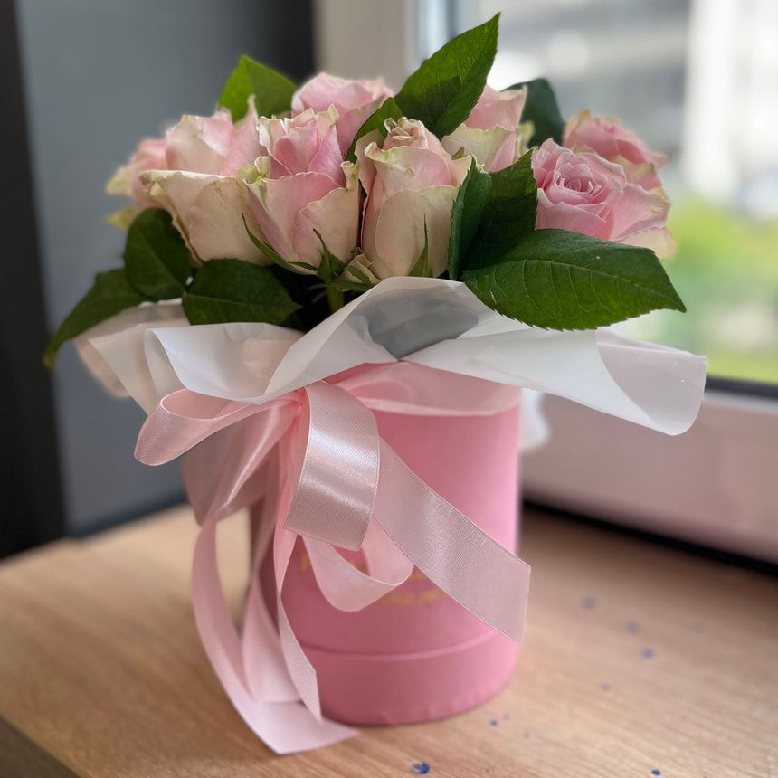 Цветы в коробке "19 роз Pink Athena"