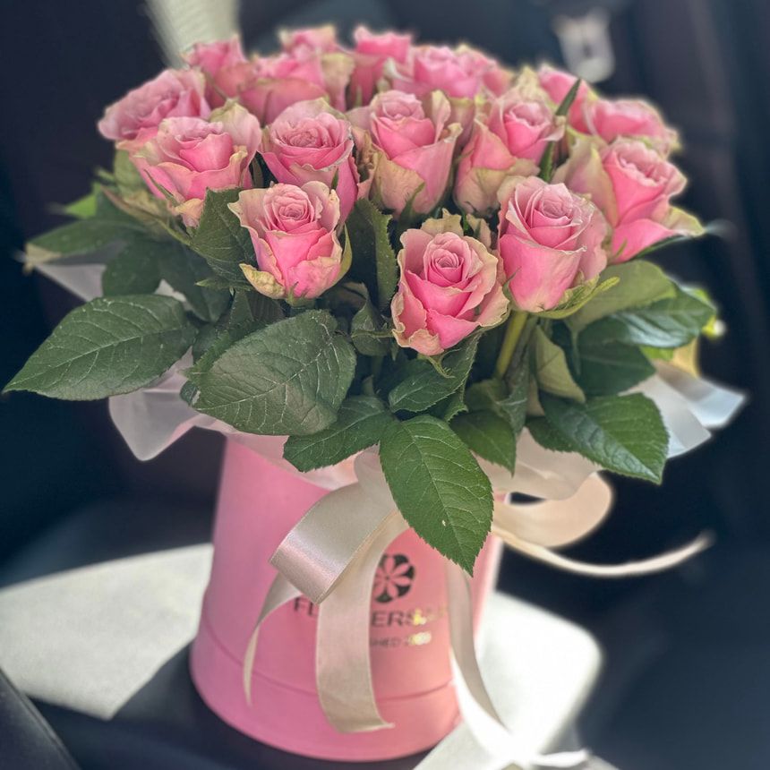 Квіти в коробці “19 троянд Pink Athena”
