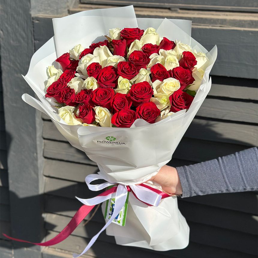 Букет "51 красная и белая роза" – заказать у Flowers.ua