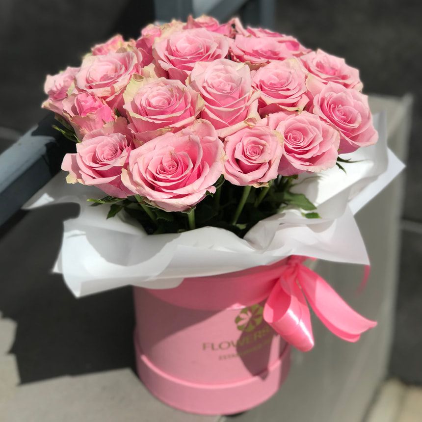 Квіти в коробці "19 троянд Athena Royale" – замовити на Flowers.ua