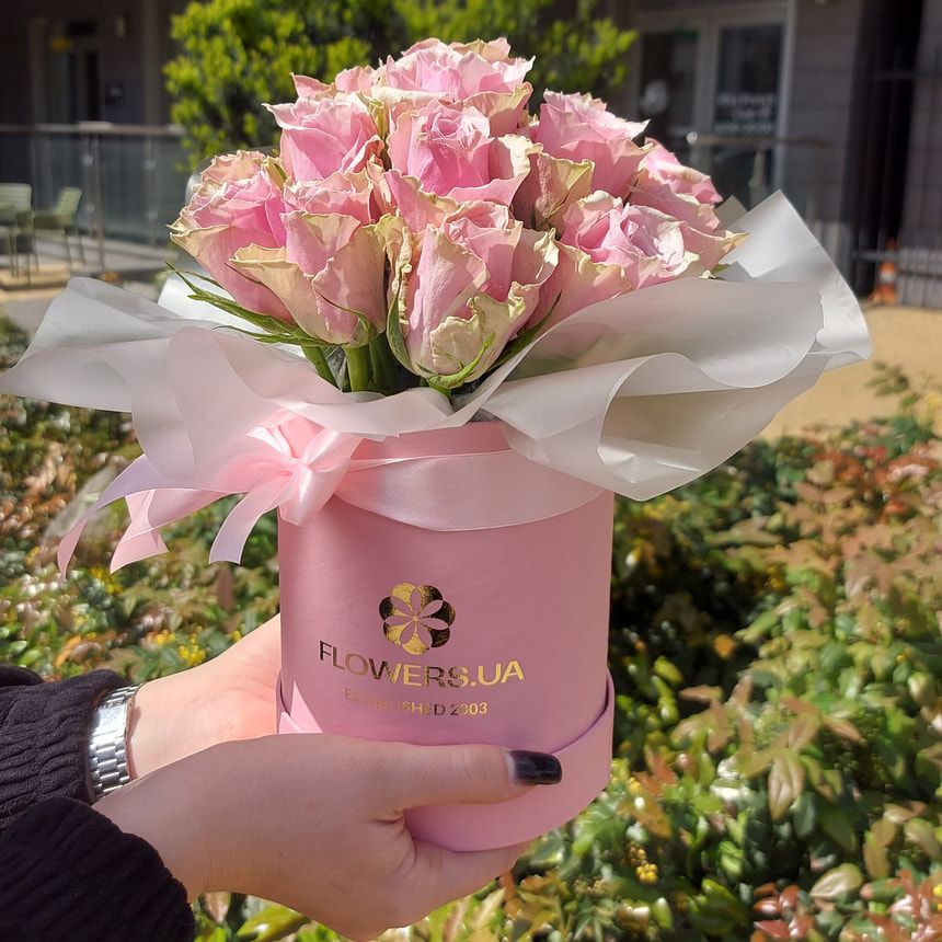 Квіти в коробці "19 троянд Athena Royale"