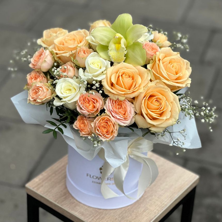 Flowers in a box "Cream luxury" – order from Flowers.ua