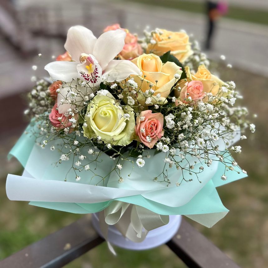 Цветы в коробке "Кремовая роскошь"