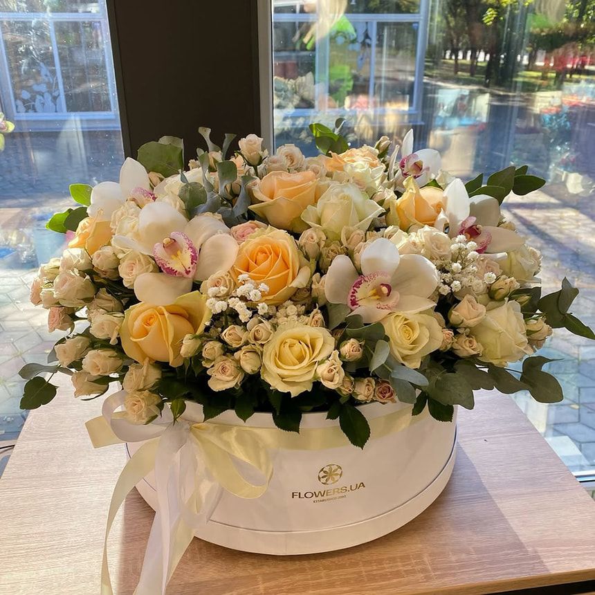 Цветы в коробке "Королевская грация" – заказать у Flowers.ua