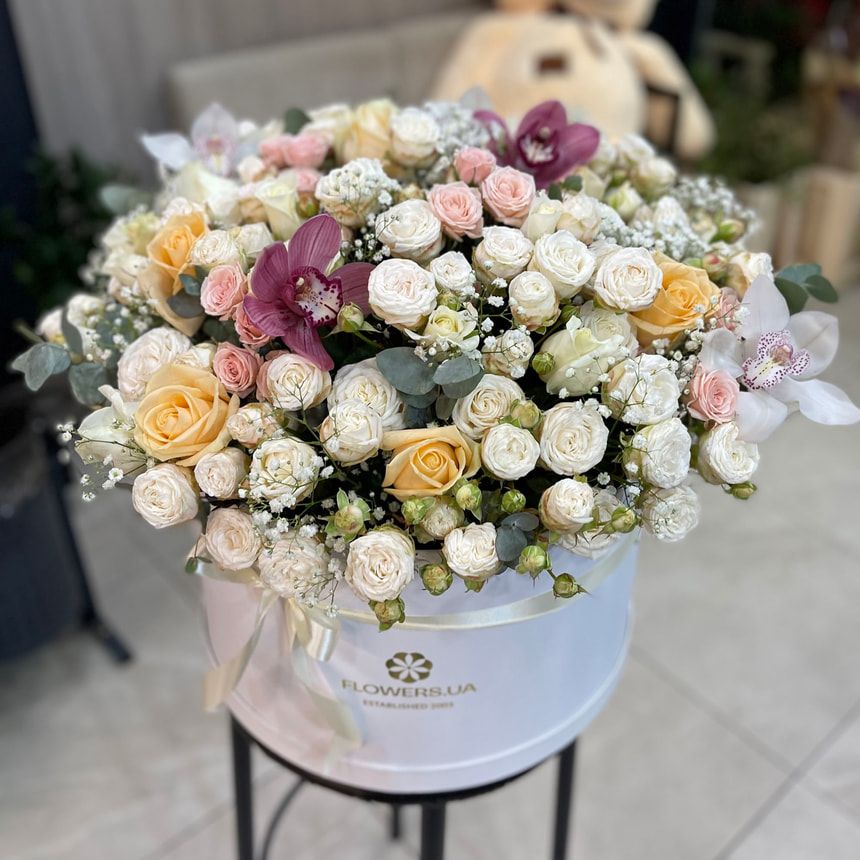 Цветы в коробке "Королевская грация"