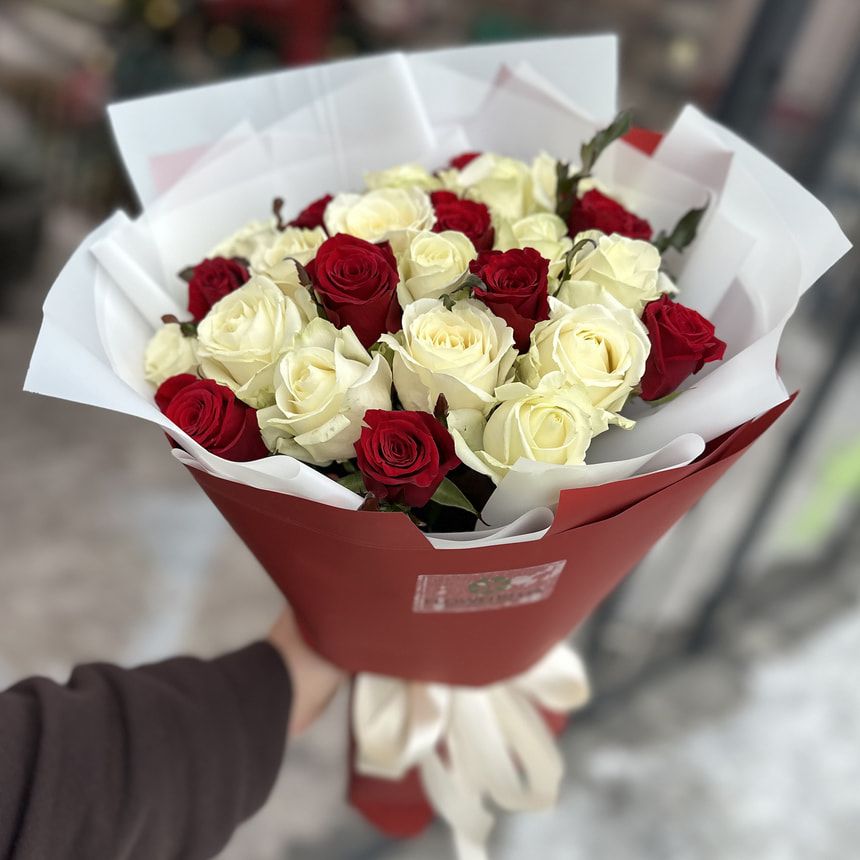Букет "25 красных и белых роз" – заказать у Flowers.ua