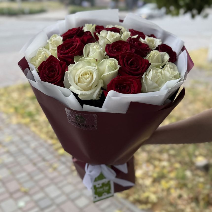 Bouquet "25 red and white roses"