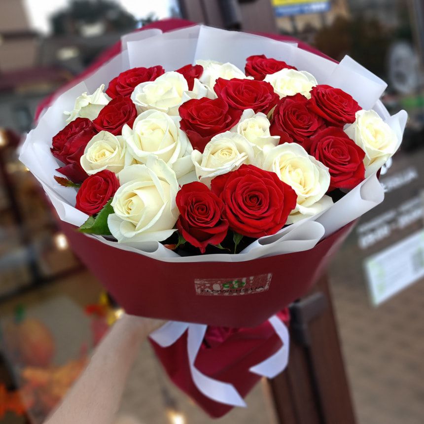 Bouquet "25 red and white roses"