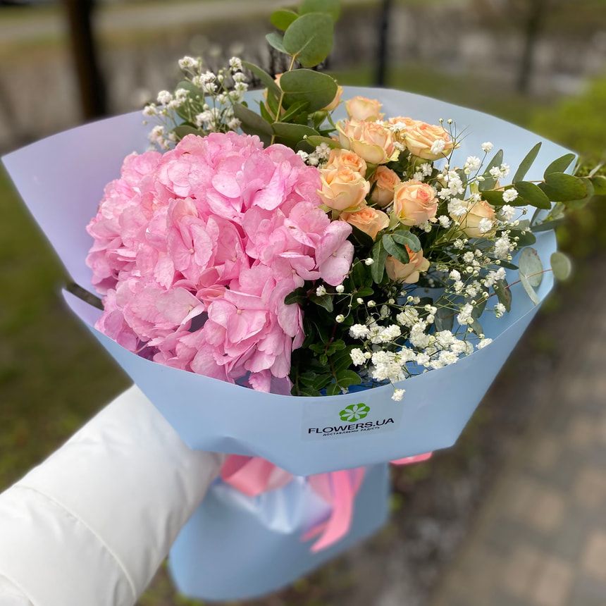 "The world begins with Mom" bouquet – order from Flowers.ua