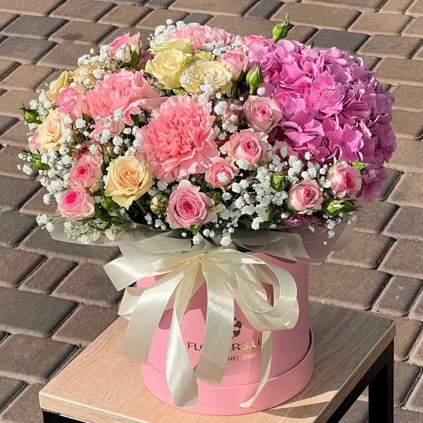 Flowers in a box "Solomiya" – order from Flowers.ua