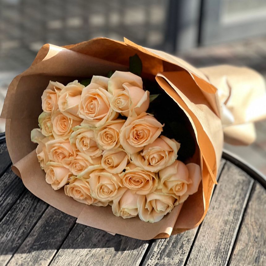 Букет з 21 кремової троянди