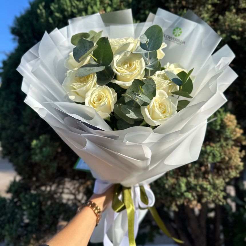 Monobouquet of 9 white roses – order from Flowers.ua