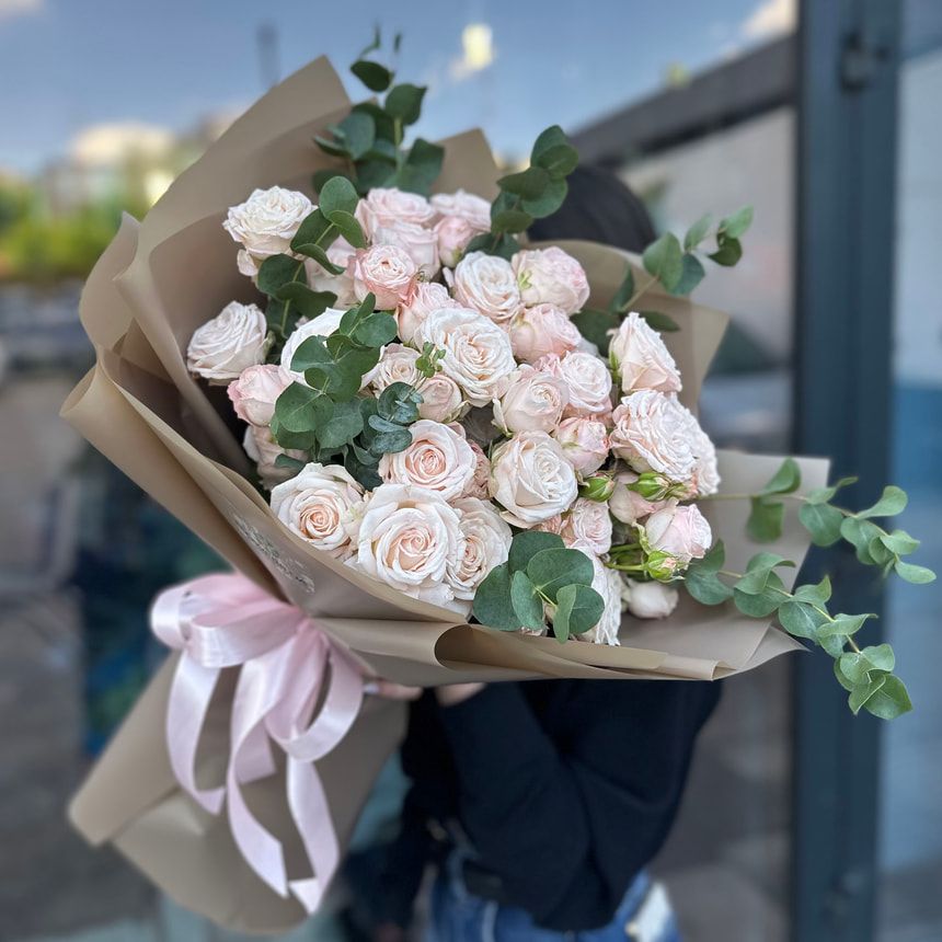 Bouquet of 7 creamy peony roses