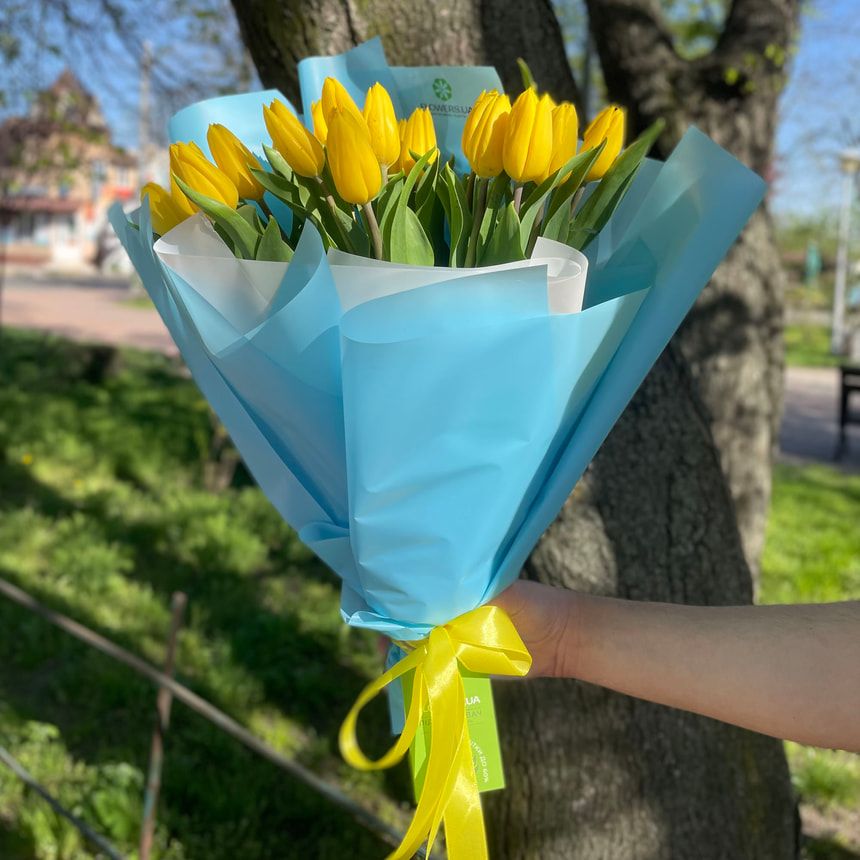 Монобукет из 21 желтого тюльпана – заказать у Flowers.ua