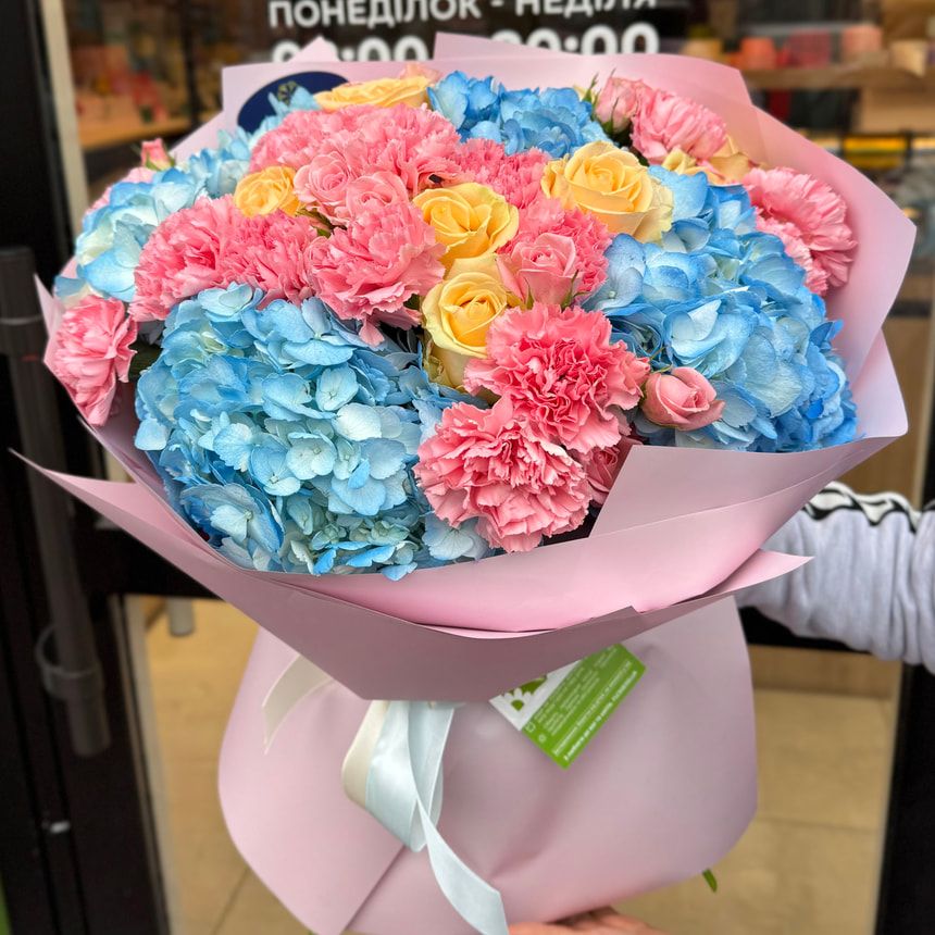 "Benefit" bouquet – order from Flowers.ua