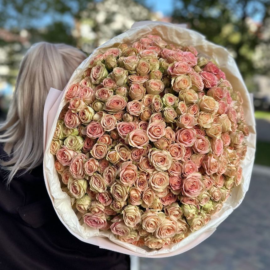 Bouquet of 51 creamy spray roses