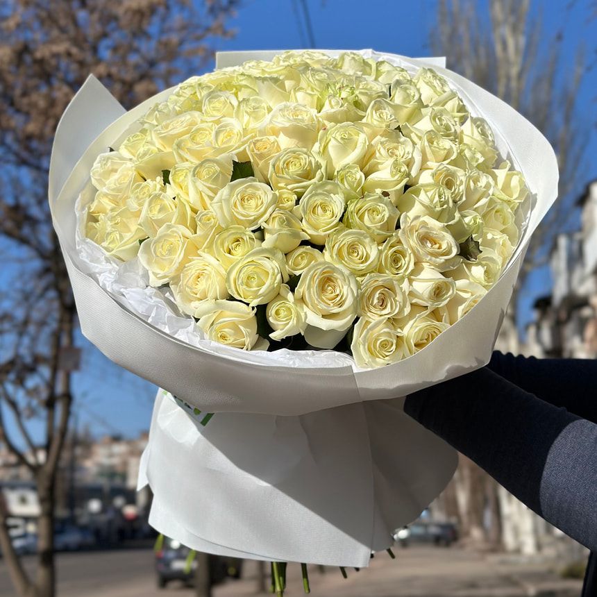 "White infinity" bouquet of 101 roses – order from Flowers.ua