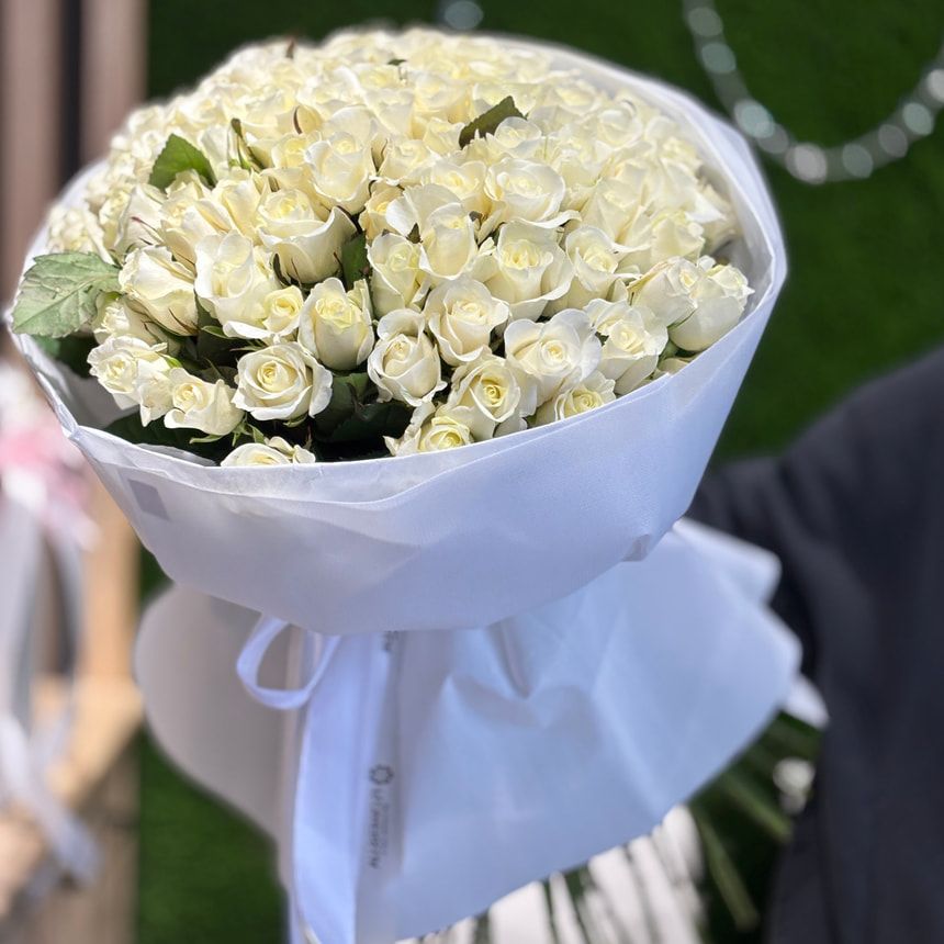 "White infinity" bouquet of 101 roses