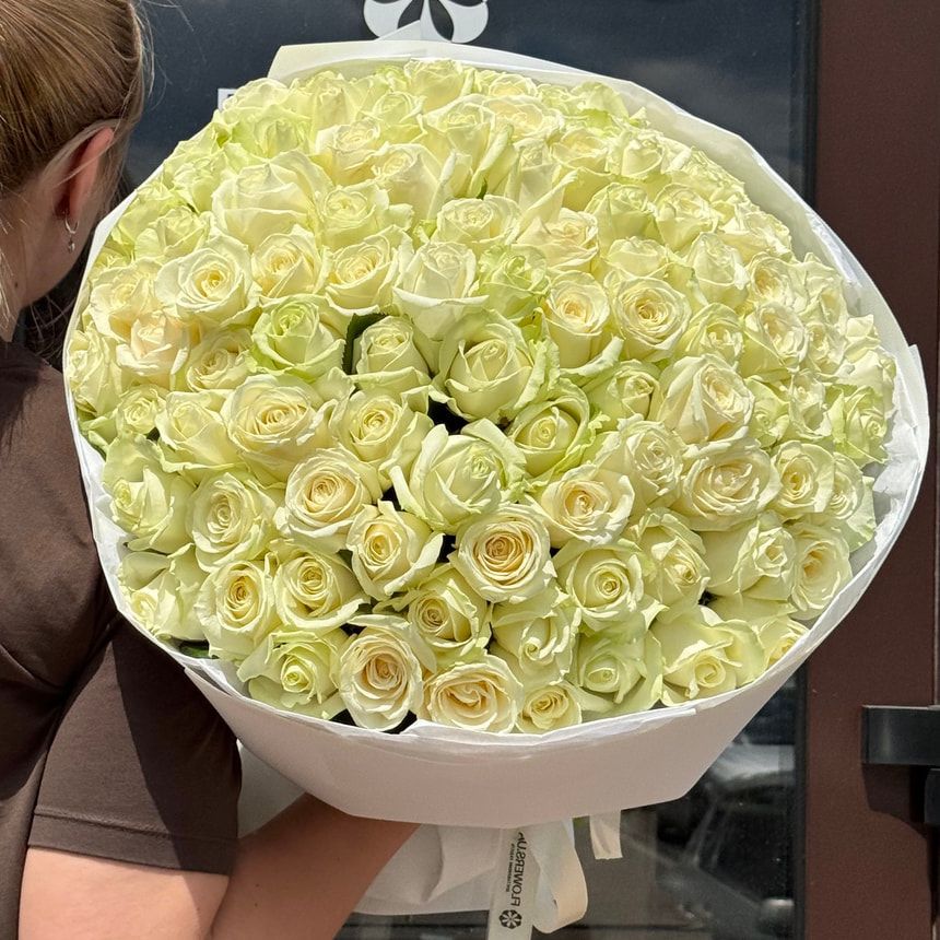 "White infinity" bouquet of 101 roses